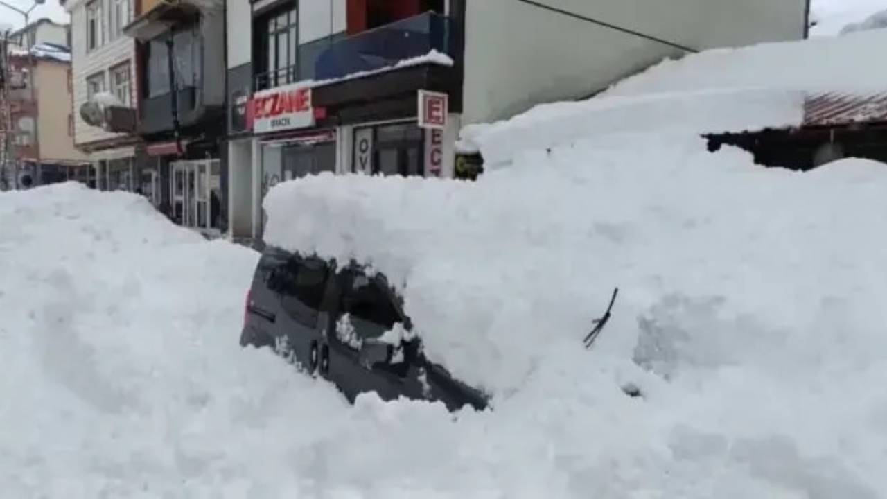 Görüntü Ovacık’tan: İki Gündür Aralıksız Yağan Kar İlçeyi Beyaza Bürüdü