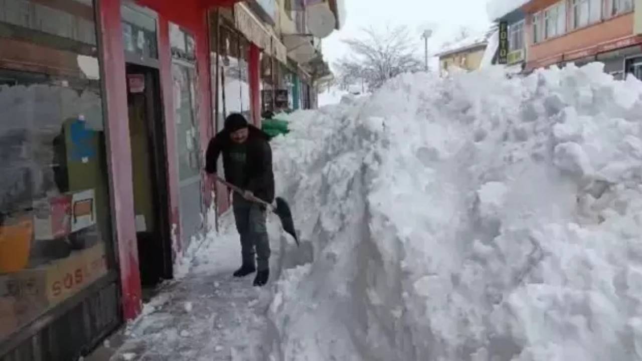Görüntü Ovacık’tan: İki Gündür Aralıksız Yağan Kar İlçeyi Beyaza Bürüdü