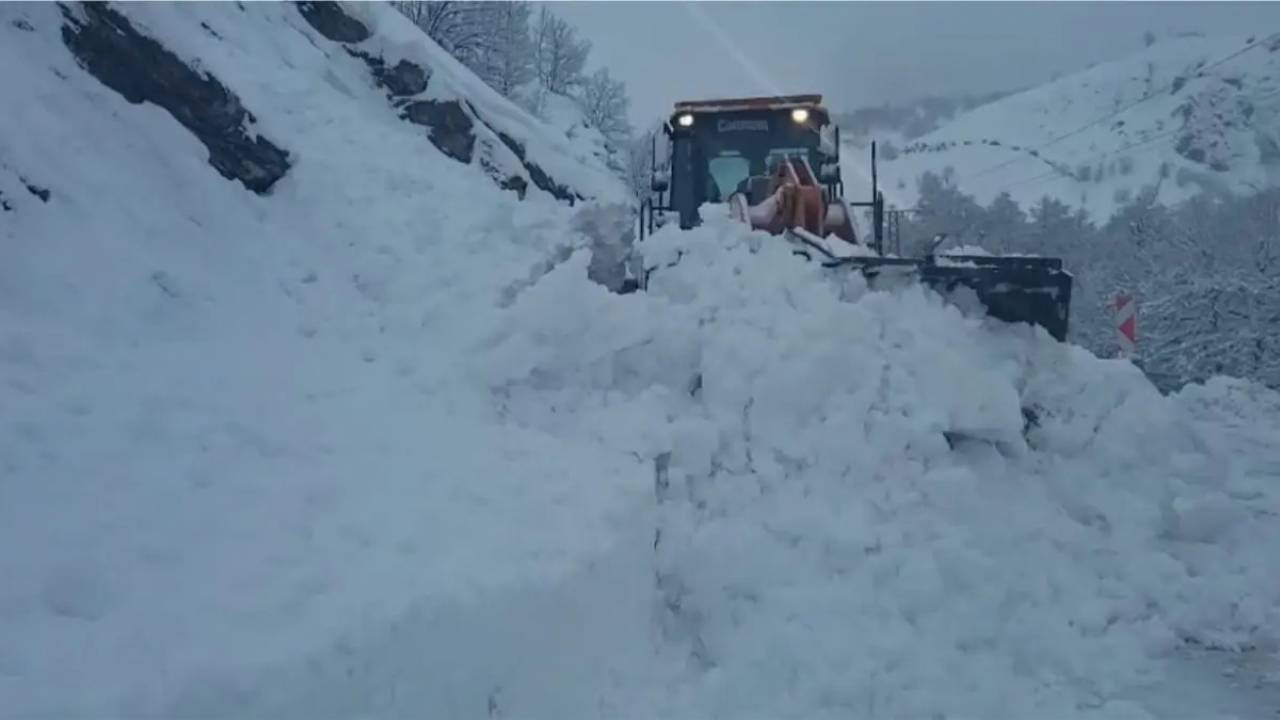 Ovacık Kara Yolunda Çığ: Kapanan Yol Kısa Sürede Ulaşıma Açıldı